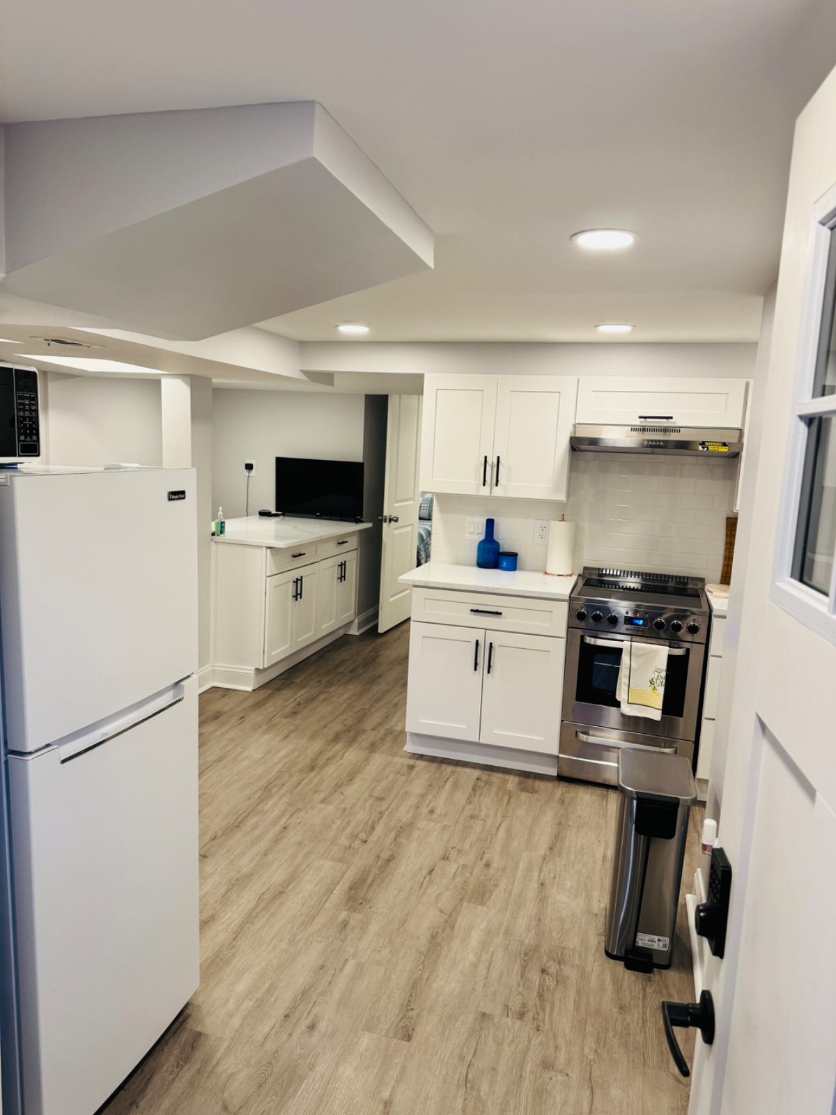 Modern Private Basement Apartment Near Hospitals & Metro - Photo 2