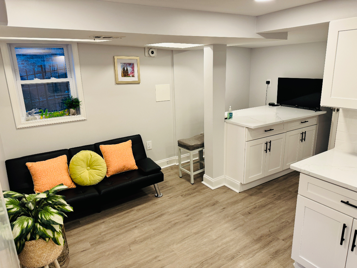 Modern Private Basement Apartment Near Hospitals & Metro - Photo 3
