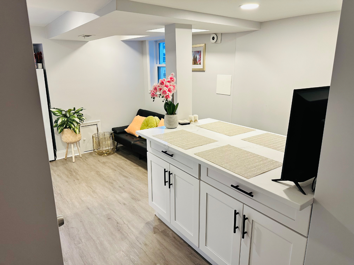 Modern Private Basement Apartment Near Hospitals & Metro - Photo 1