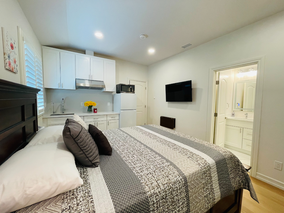 Gorgeous Brand-New Studio, Fully Furnished - Photo 3