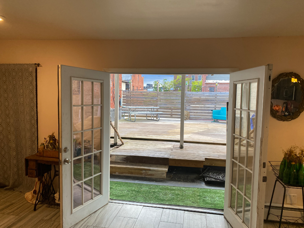 Beautiful Spacious Apartment Large Private Deck Fully Furnished Lovely Downtown Troy Neighborhood - Photo 2