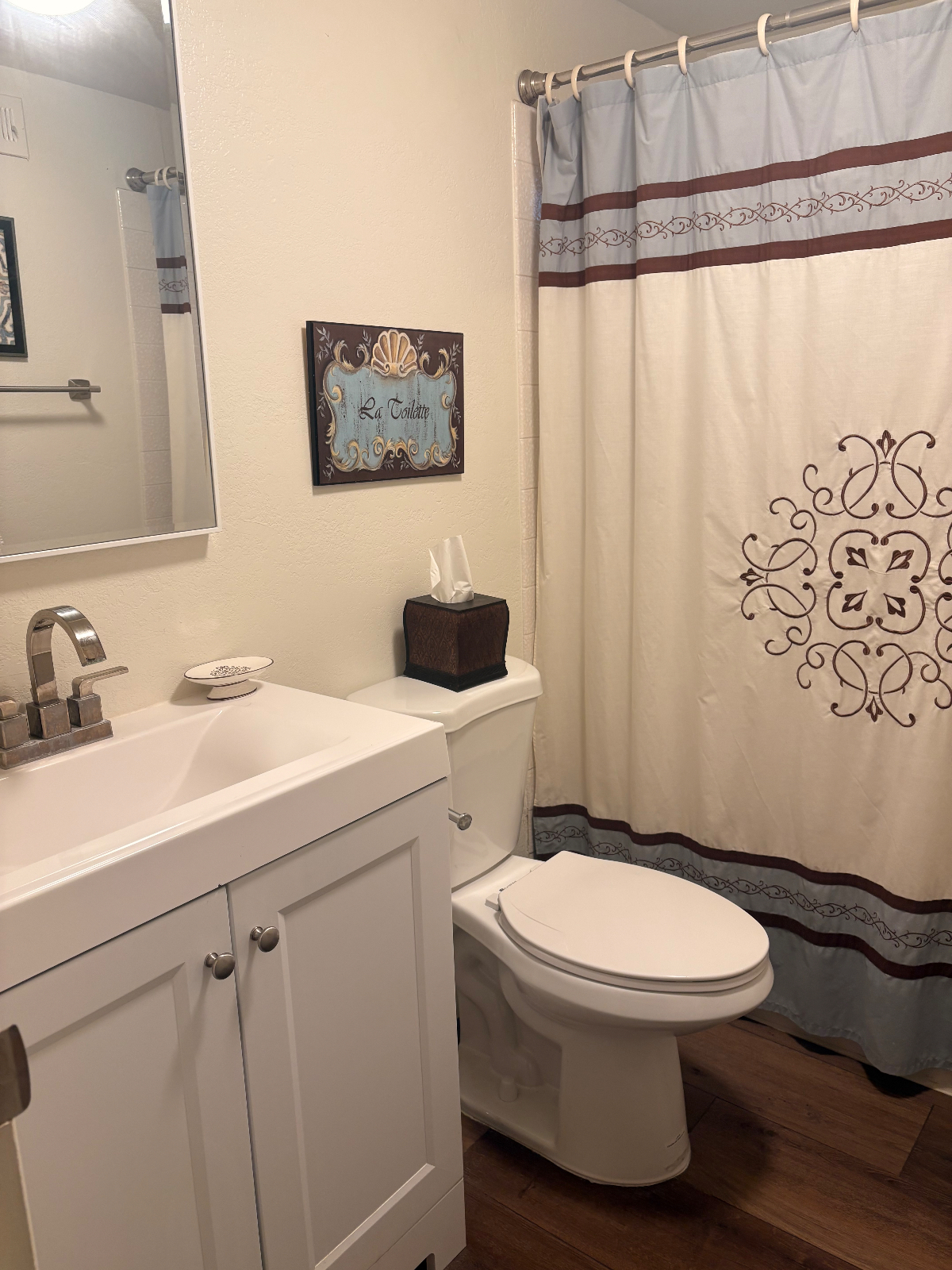 Lower level private living room, bedroom and bathroom - Photo 3