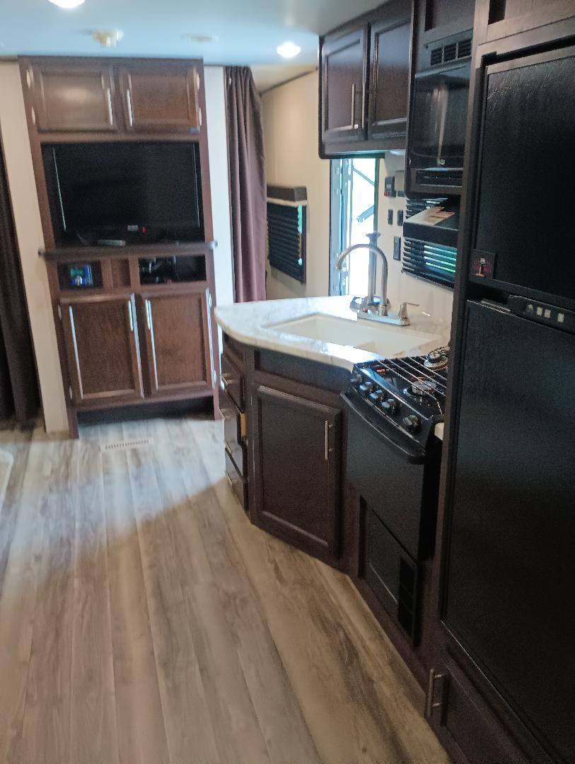 32 ft camper 2 slides 1 bedroom - Photo 2