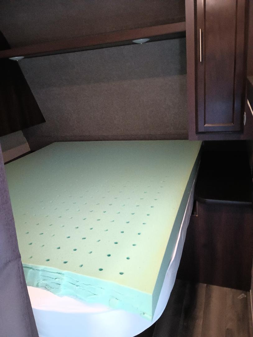 32 ft camper 2 slides 1 bedroom - Photo 3