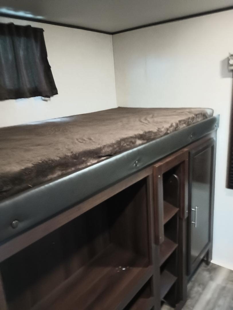 32 ft camper 2 slides 1 bedroom - Photo 7