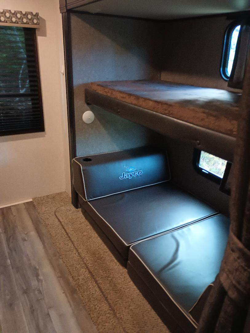 32 ft camper 2 slides 1 bedroom - Photo 8