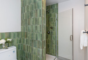 Renovated Luxurious ~600 sq ft Furnished Studio Steps from Ocean Beach and direct access to downtown - Photo 2