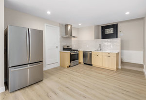 Renovated Luxurious ~600 sq ft Furnished Studio Steps from Ocean Beach and direct access to downtown - Photo 3