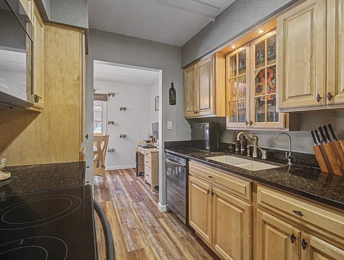 Comfortable 2-Bedroom South Burlington Condo Near Shopping, Dining & UVM - Photo 2