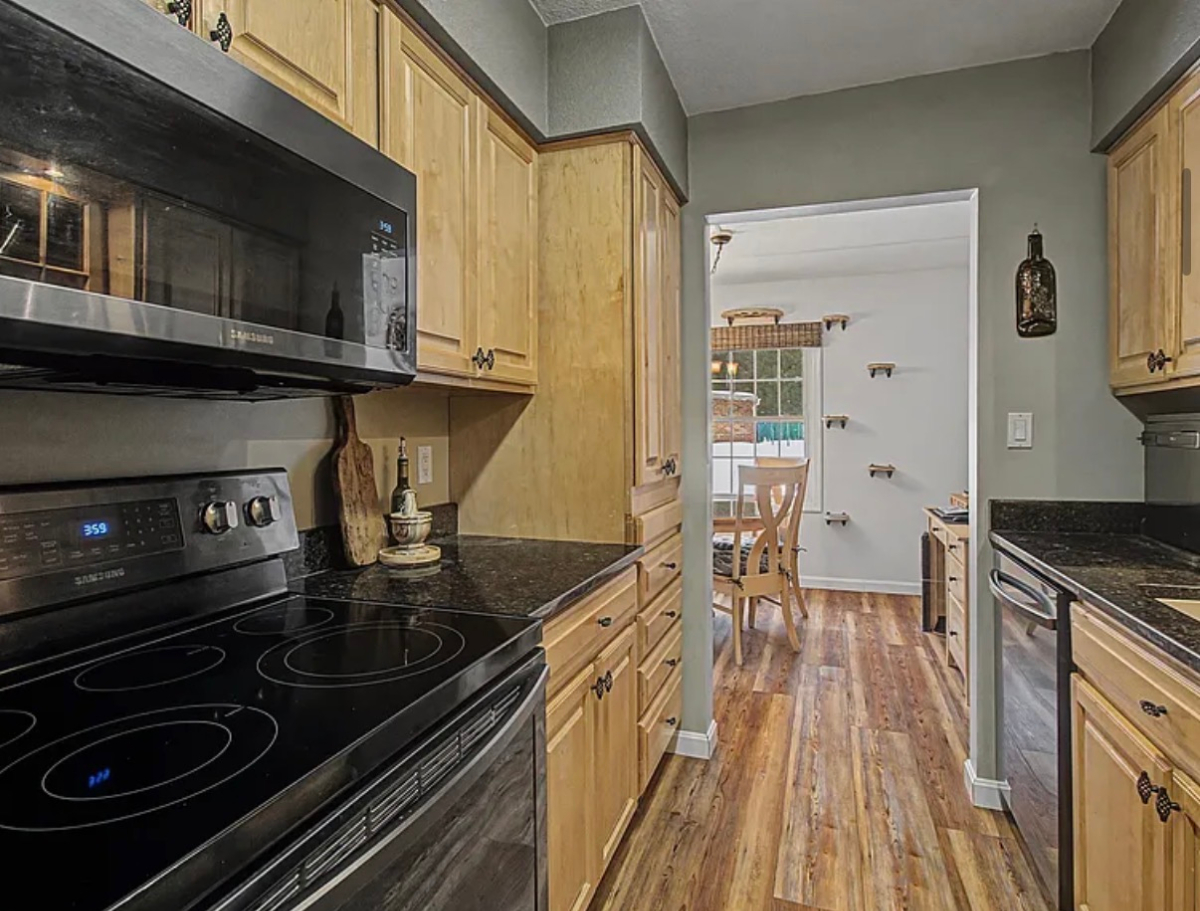 Comfortable 2-Bedroom South Burlington Condo Near Shopping, Dining & UVM - Photo 3