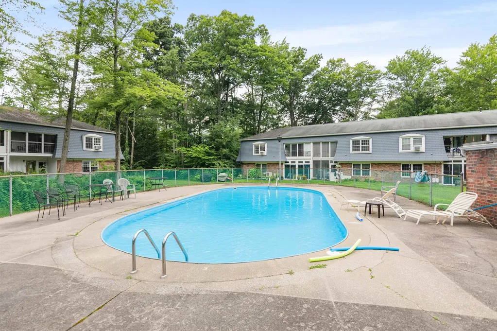 Comfortable 2-Bedroom South Burlington Condo Near Shopping, Dining & UVM - Photo 8