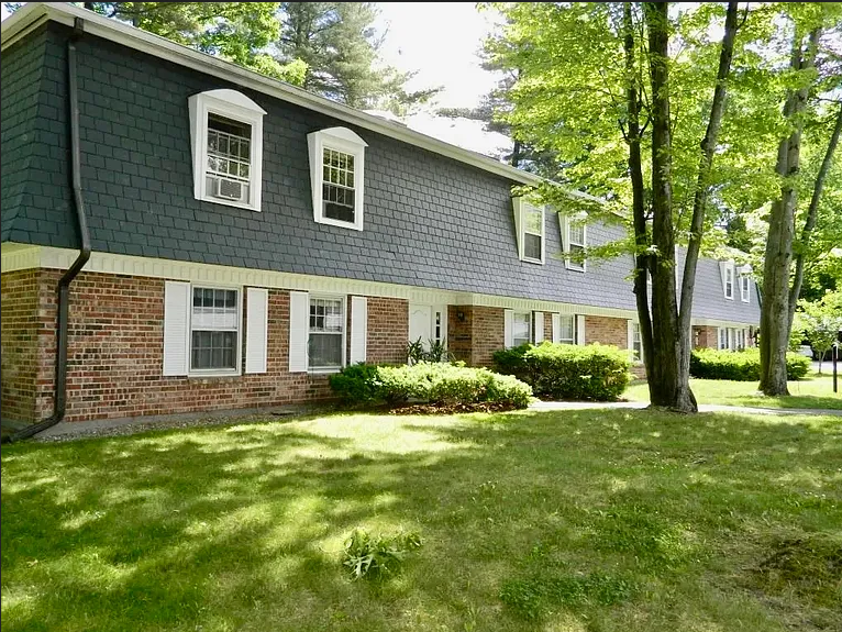 Comfortable 2-Bedroom South Burlington Condo Near Shopping, Dining & UVM - Photo 1