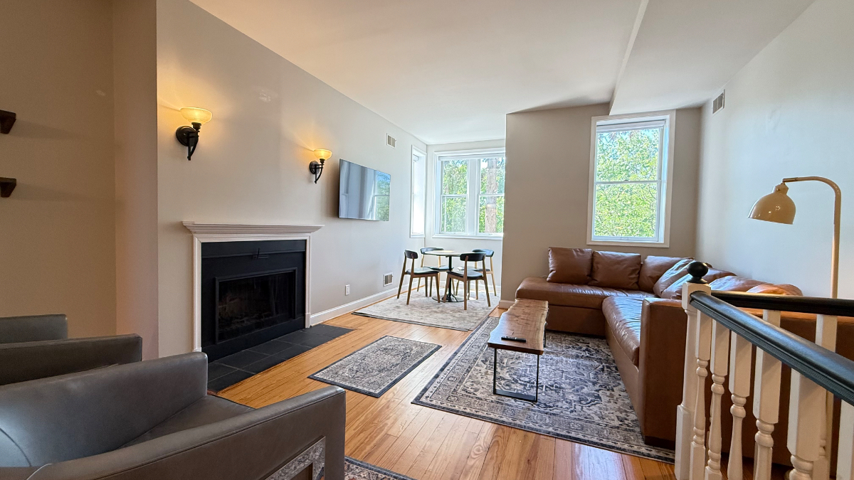 LOCATION! LOCATION! LOCATION! Fully furnished 4-bed, 3 bath cooperative/shared living located in His - Photo 1