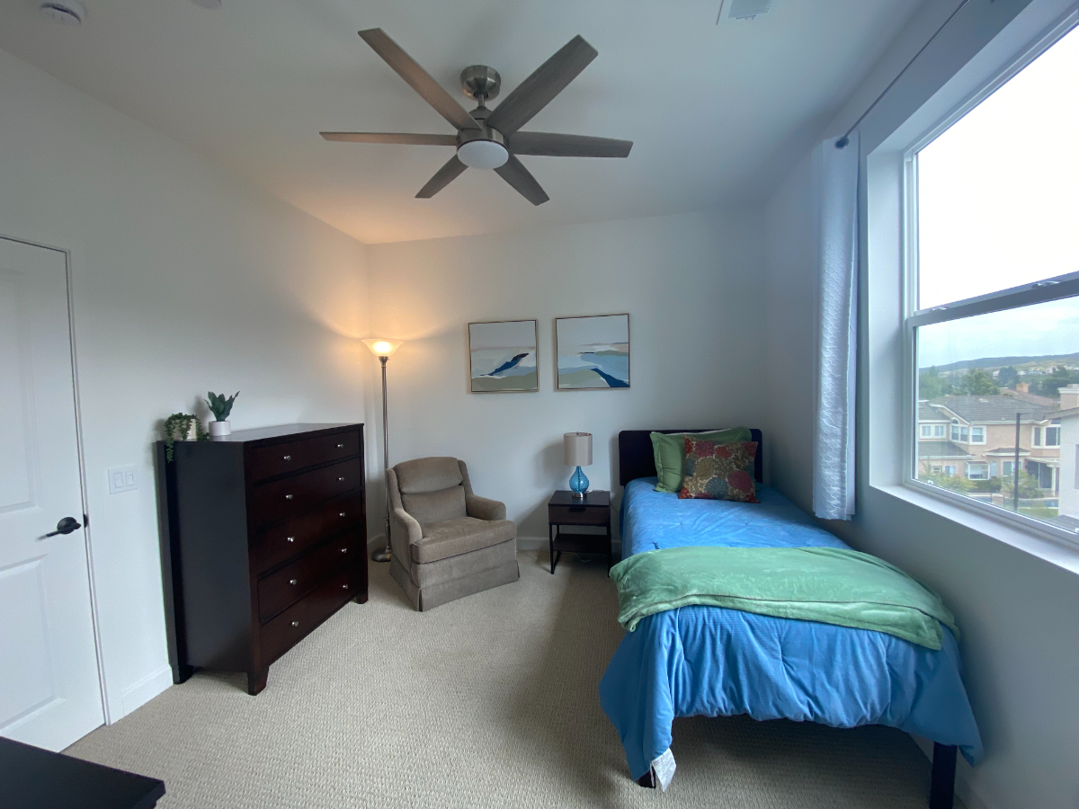Fully Furnished Private Bedroom/Bathroom in Spacious Carmel Mountain/Rancho Bernardo Townhome - Photo 3