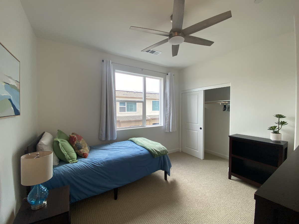 Fully Furnished Private Bedroom/Bathroom in Spacious Carmel Mountain/Rancho Bernardo Townhome - Photo 2