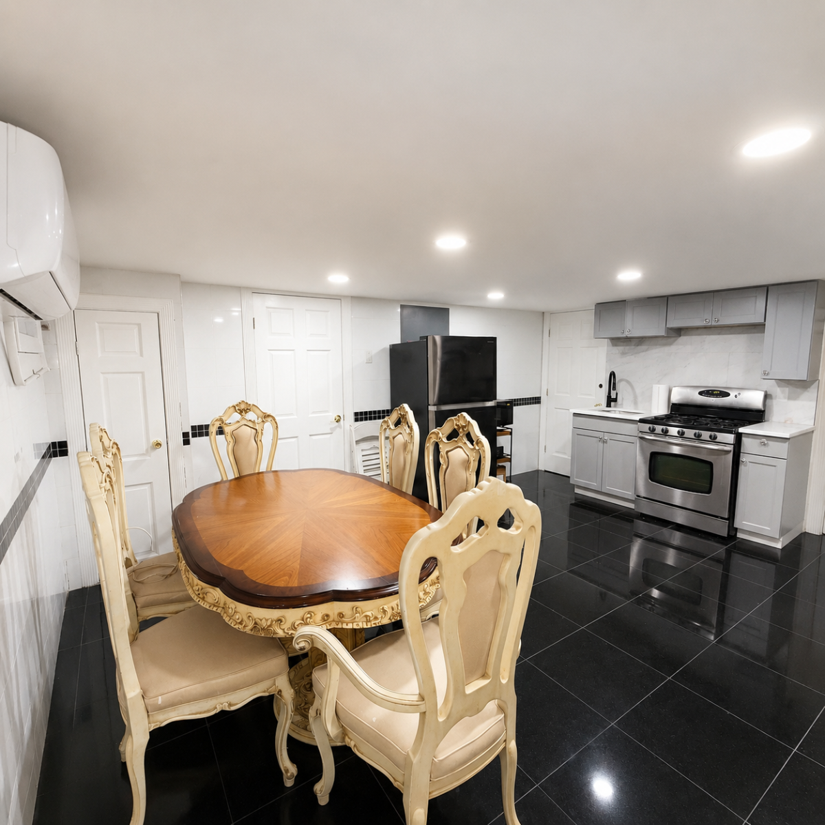 Private & Spacious 2 Bedroom Lower-Level Apartment in South Brooklyn - Photo 3