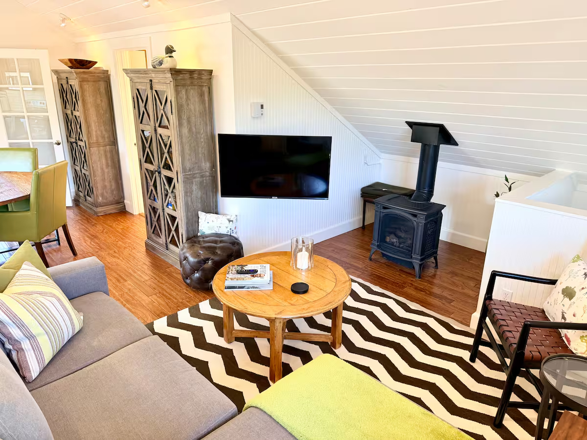 Peaceful 1BR Mountain Cabin with Sauna, Creekside Setting & All Utilities Included - Photo 3