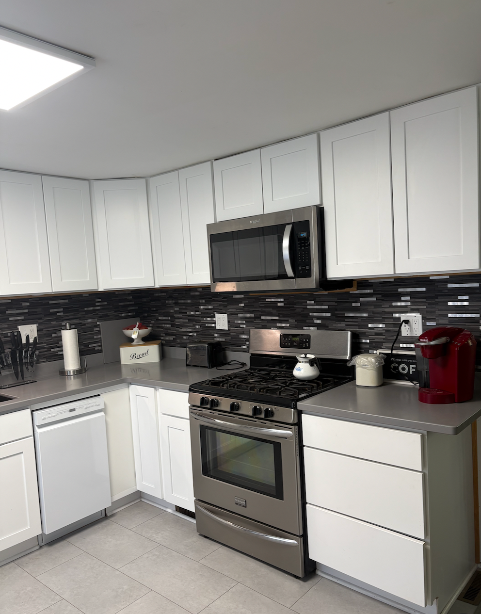 Cozy Cape Close to Airport & Medical Campuses, Renovated 3BR, Parking and Laundry - Photo 7