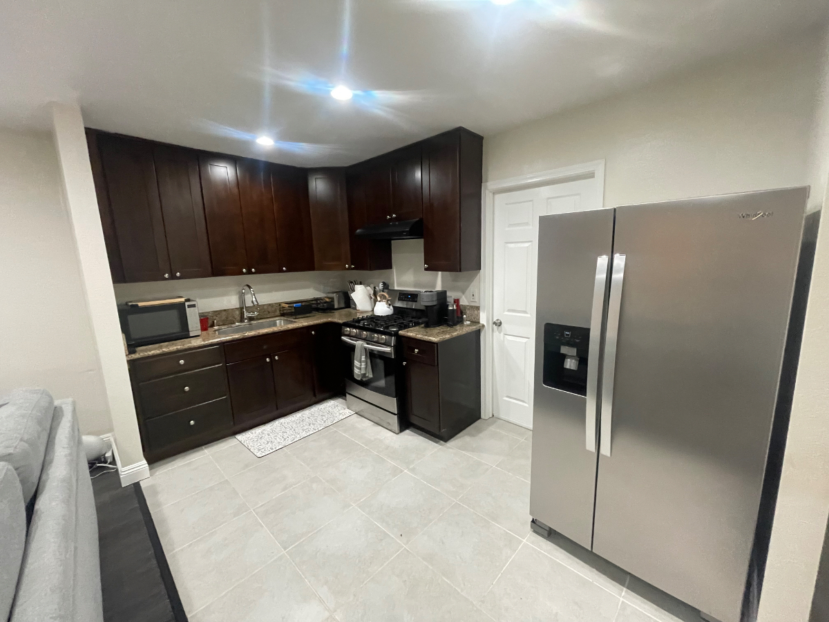 Fully Furnished 2BR, 1 full bathroom Home Near SoFi Stadium Parking & WiFi - Photo 3