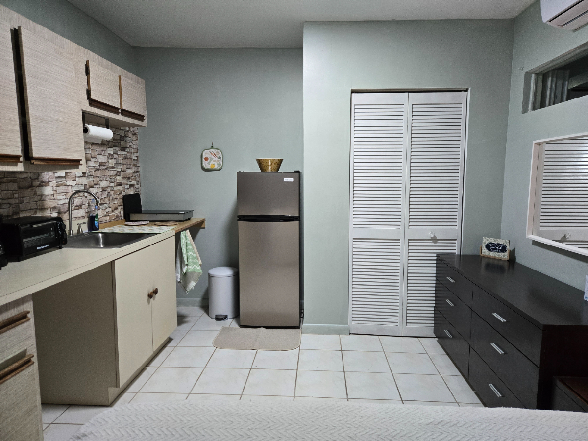 Hidden Gem with independent private entry, a full private bathroom and kitchenette. - Photo 3