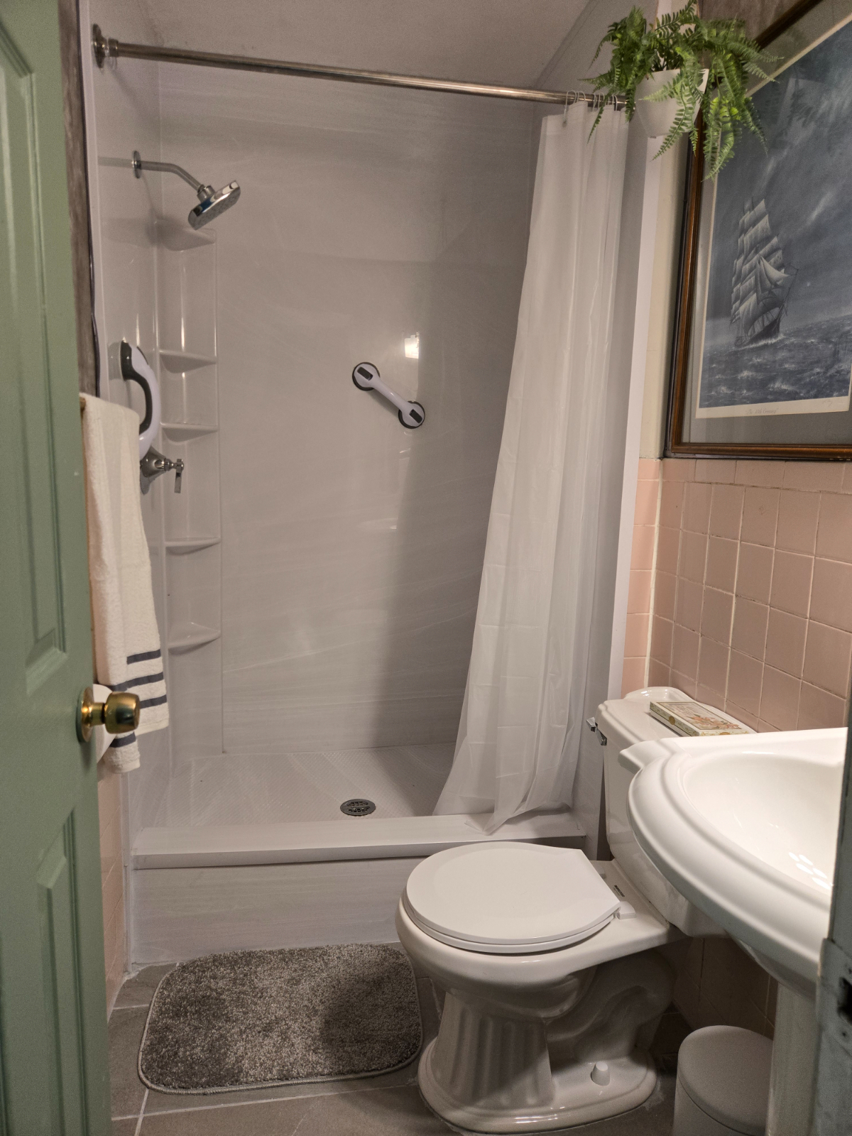 Hidden Gem with independent private entry, a full private bathroom and kitchenette. - Photo 5