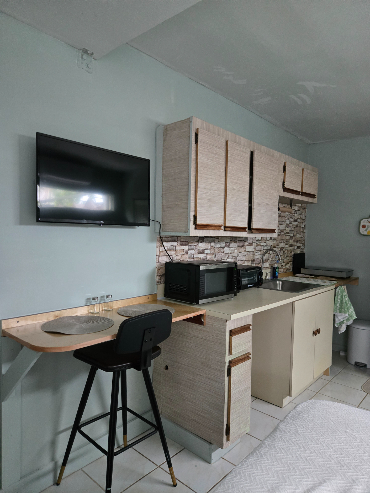 Hidden Gem with independent private entry, a full private bathroom and kitchenette. - Photo 2