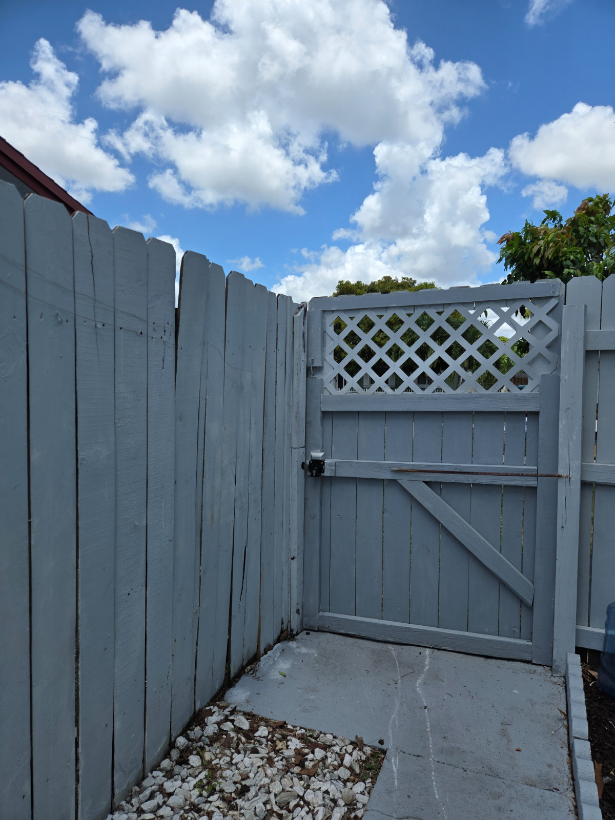 Hidden Gem with independent private entry, a full private bathroom and kitchenette. - Photo 8