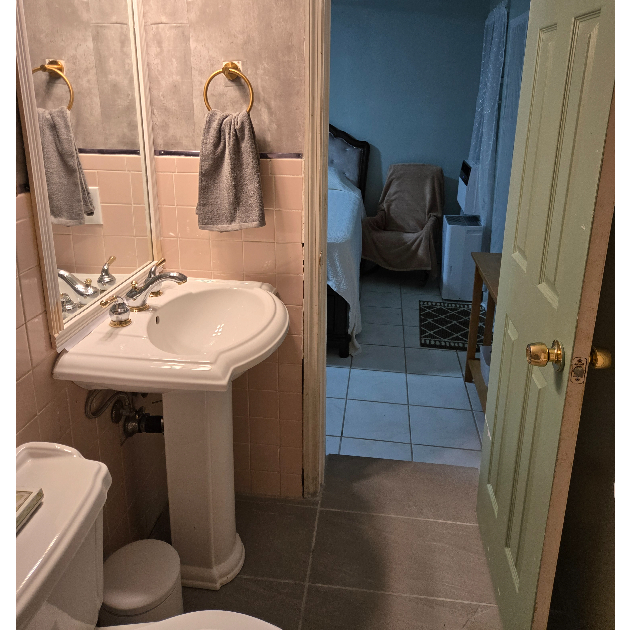 Hidden Gem with independent private entry, a full private bathroom and kitchenette. - Photo 6