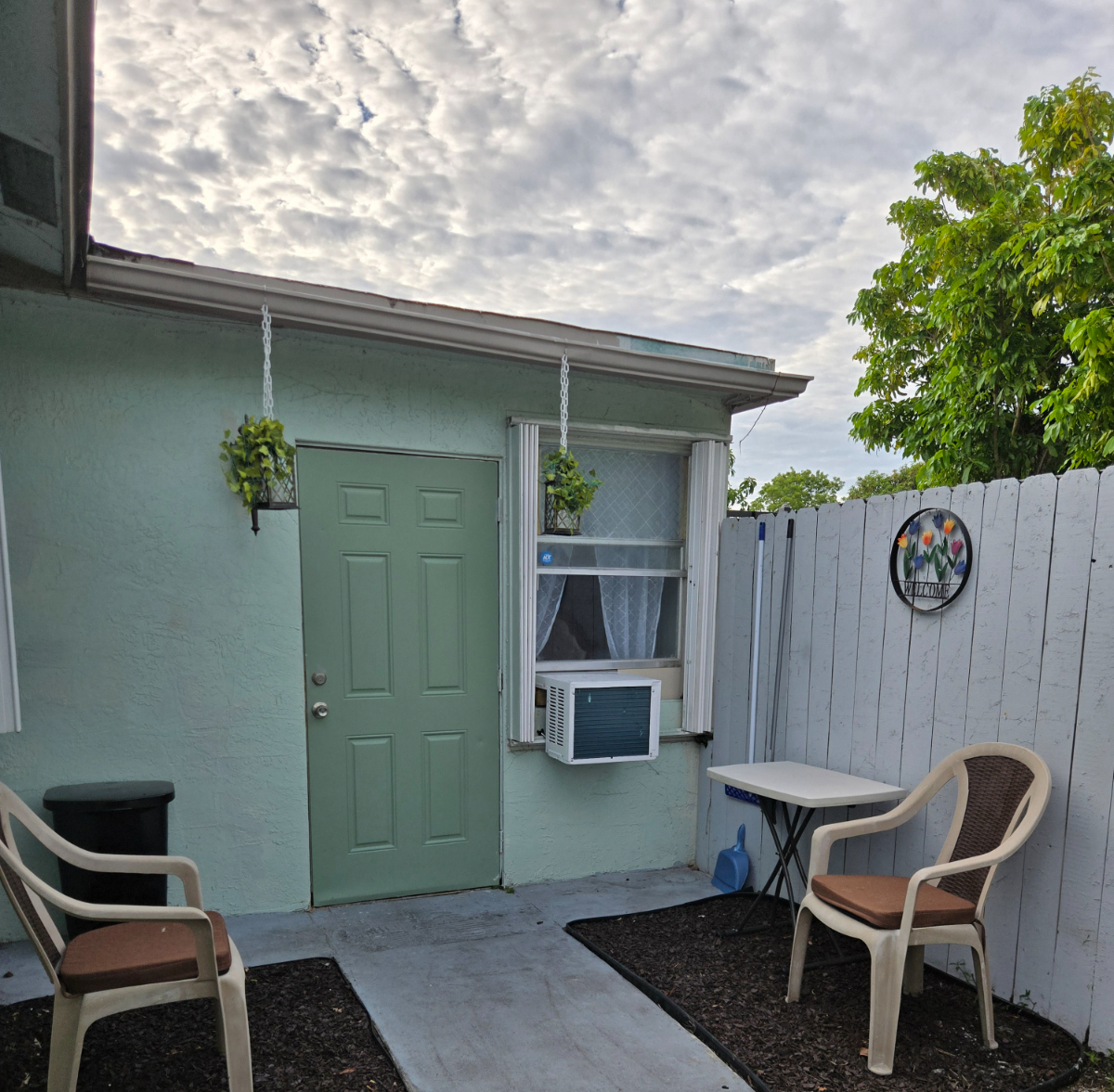Hidden Gem with independent private entry, a full private bathroom and kitchenette. - Photo 9