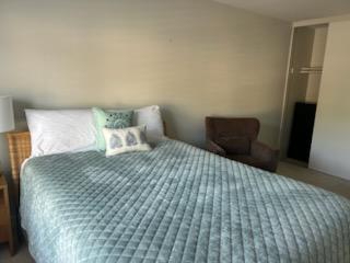 Bright Private Room with Tiki Backyard Access Near Shopping, Transit, and Local hospitals. - Photo 3