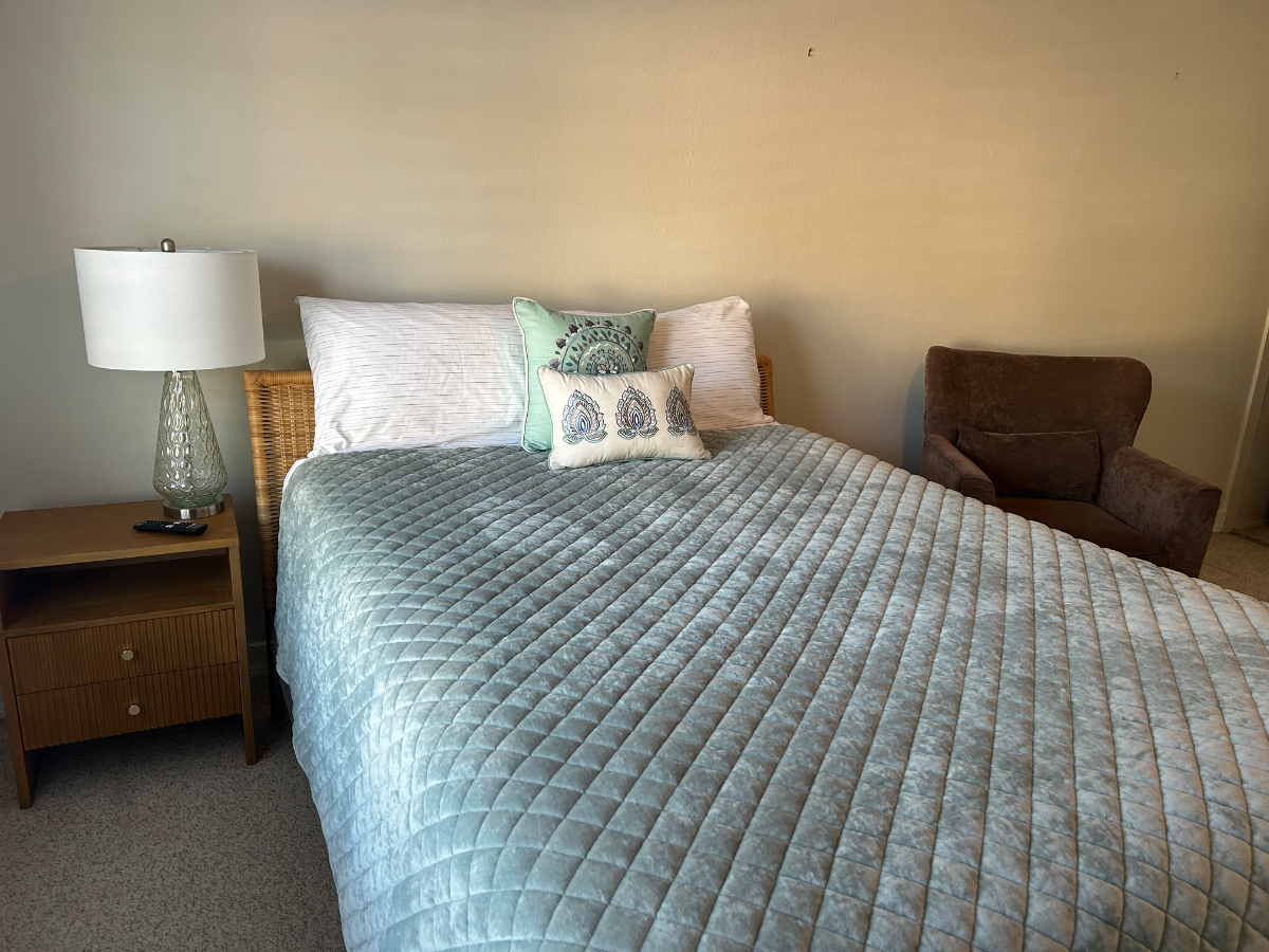 Bright Private Room with Tiki Backyard Access Near Shopping, Transit, and Local hospitals. - Photo 2