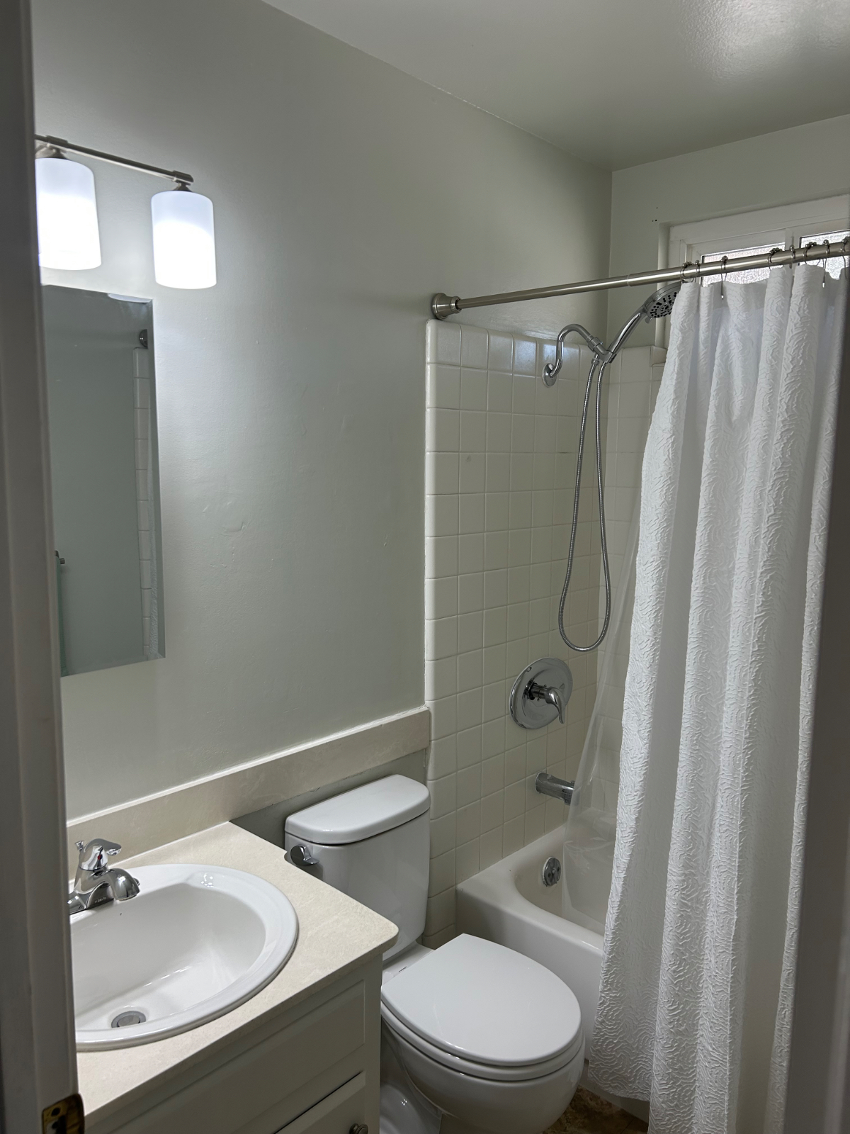 Bright Private Room with Tiki Backyard Access Near Shopping, Transit, and Local hospitals. - Photo 5