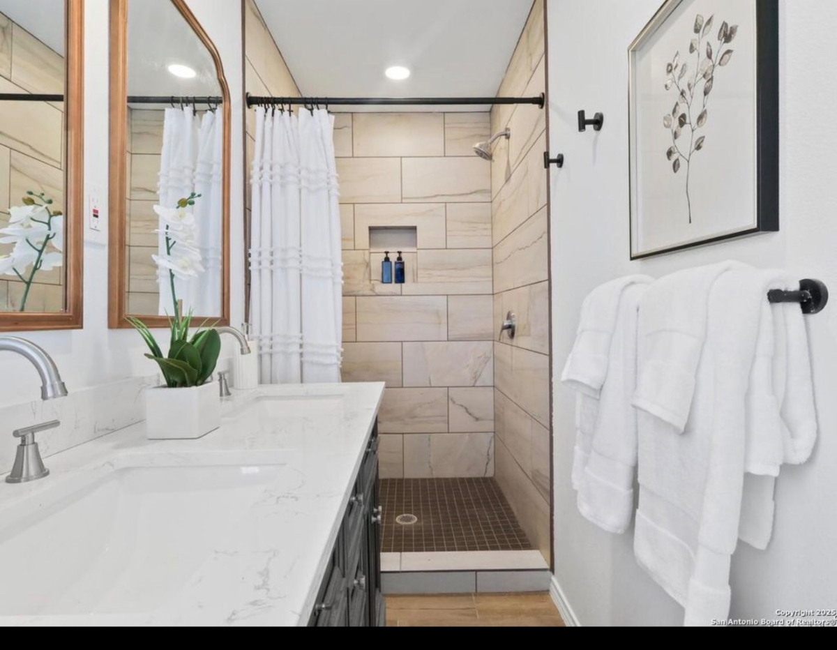 Luxury Living close to everything - Photo 4