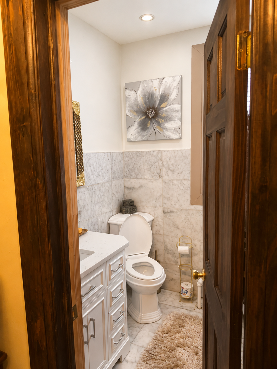 Suite 1 - Spacious Queen Suite With Private Bathroom And Smart TVs Near Public Transit - Photo 2