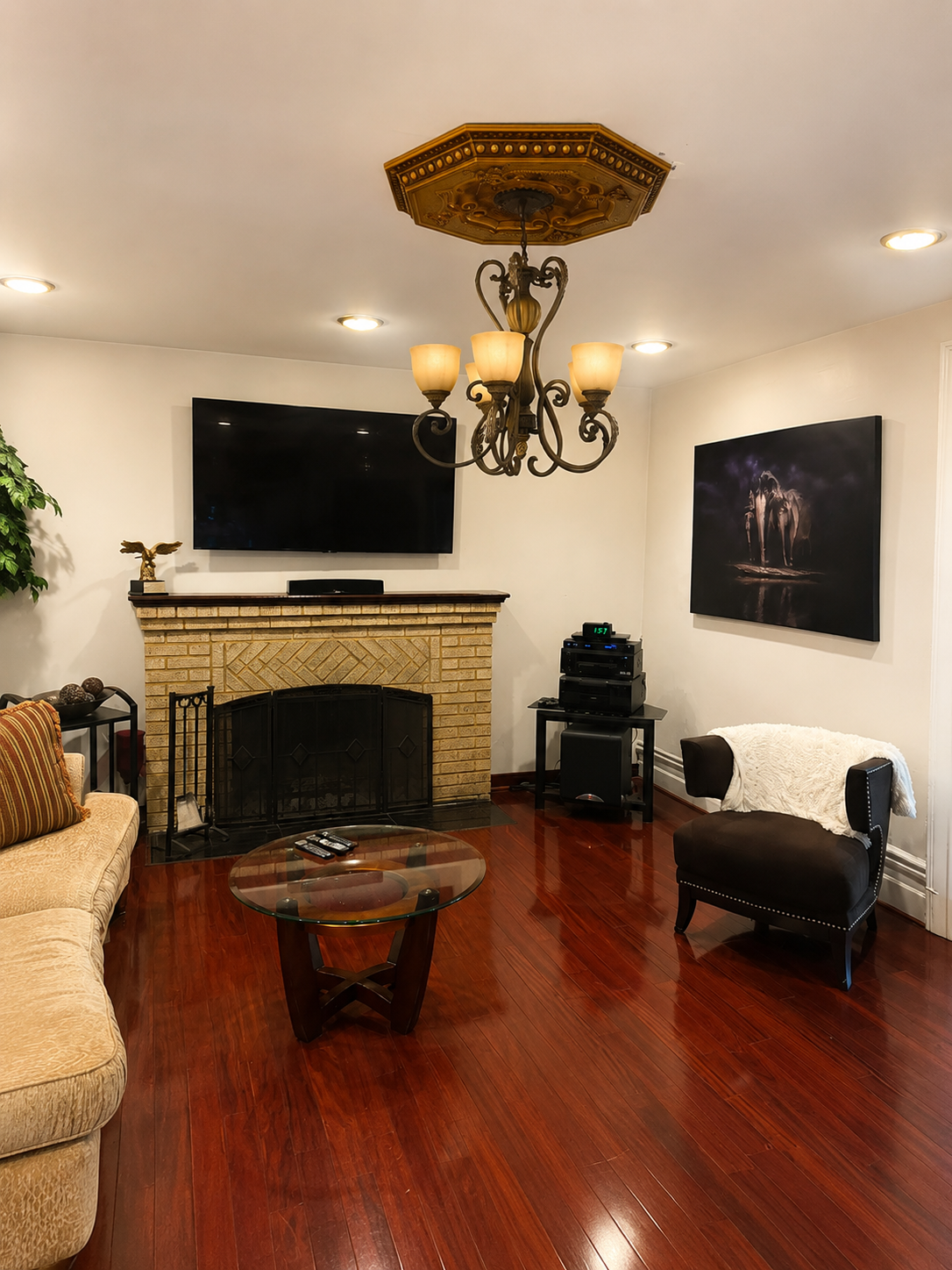 Suite 1 - Spacious Queen Suite With Private Bathroom And Smart TVs Near Public Transit - Photo 4