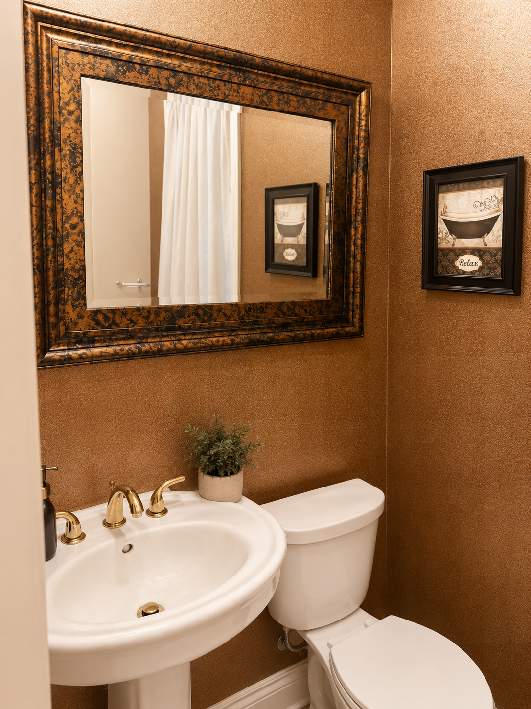 Suite 1 - Spacious Queen Suite With Private Bathroom And Smart TVs Near Public Transit - Photo 2