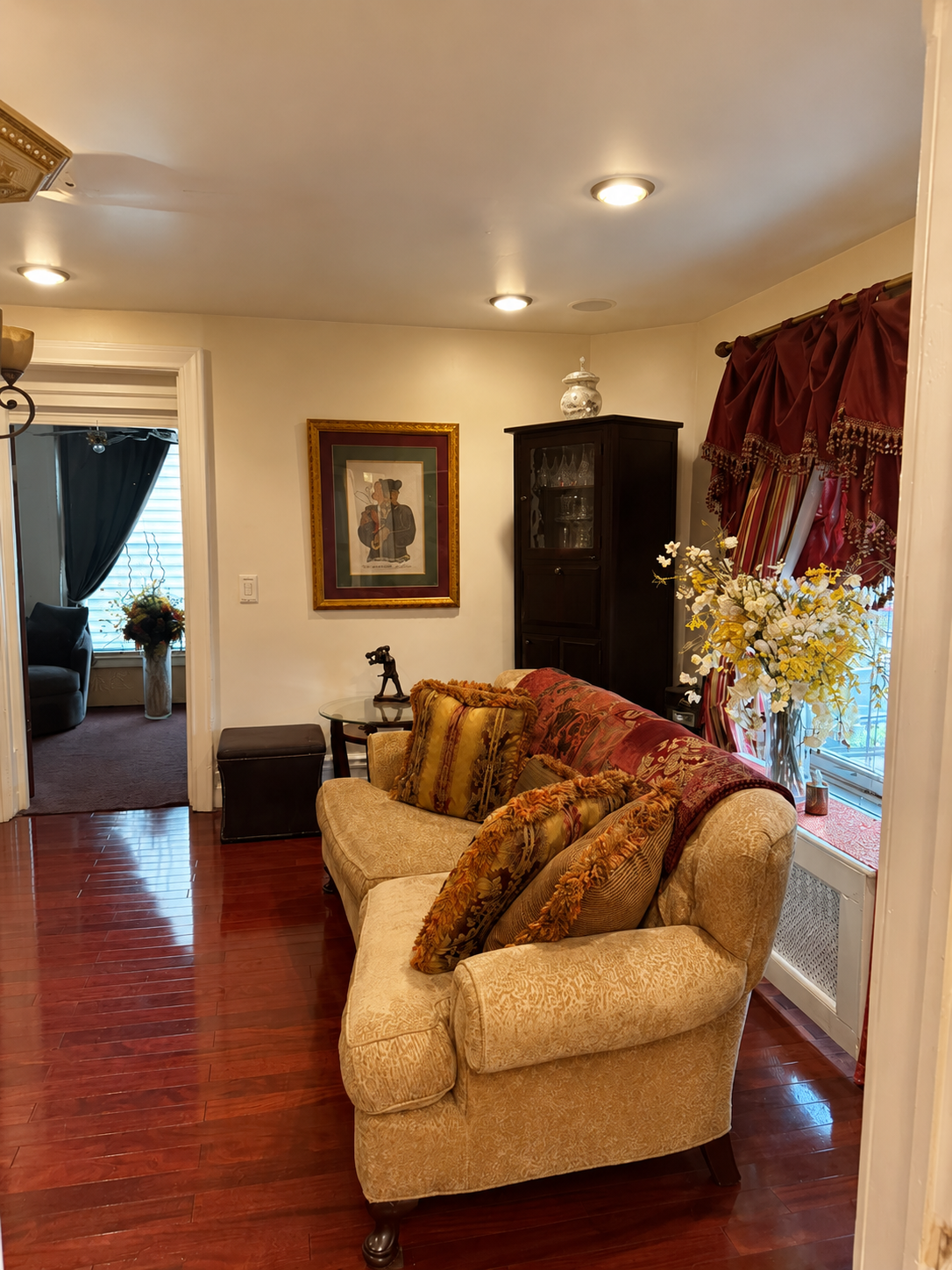 Suite 1 - Spacious Queen Suite With Private Bathroom And Smart TVs Near Public Transit - Photo 7