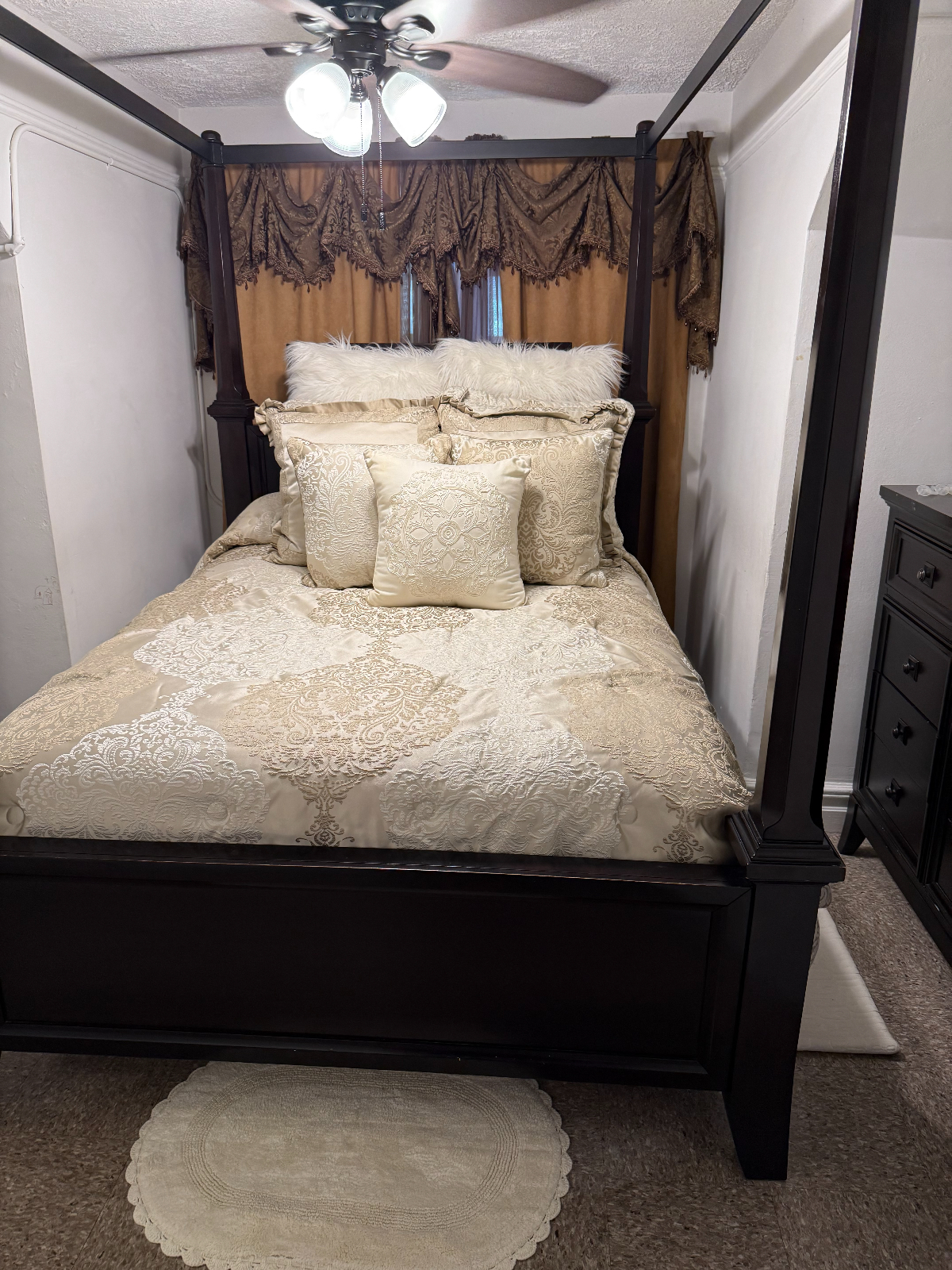 Suite 1 - Spacious Queen Suite With Private Bathroom And Smart TVs Near Public Transit - Photo 2