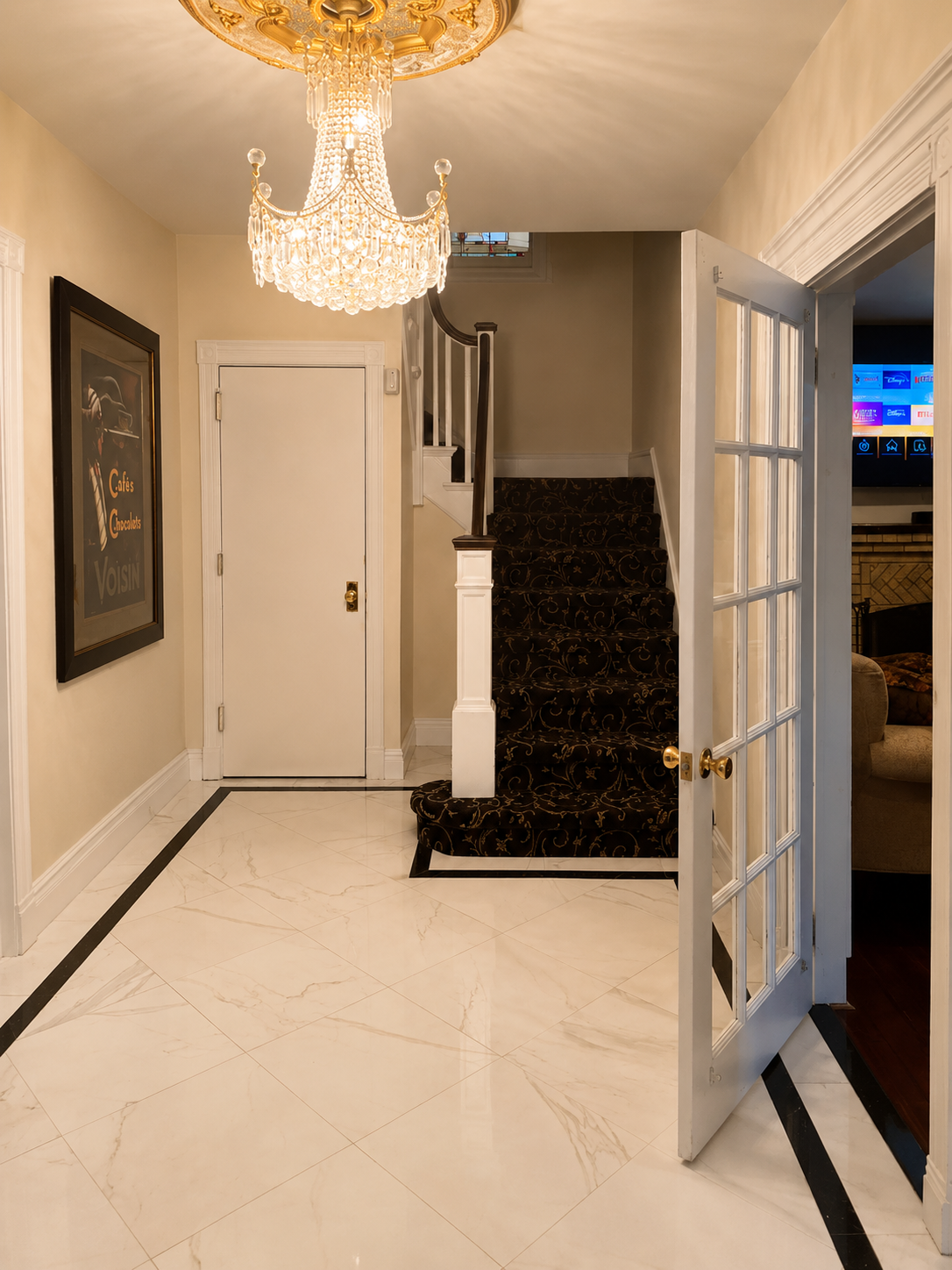 Suite 1 - Spacious Queen Suite With Private Bathroom And Smart TVs Near Public Transit - Photo 12