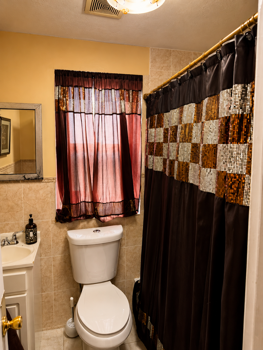 Suite 1 - Spacious Queen Suite With Private Bathroom And Smart TVs Near Public Transit - Photo 10