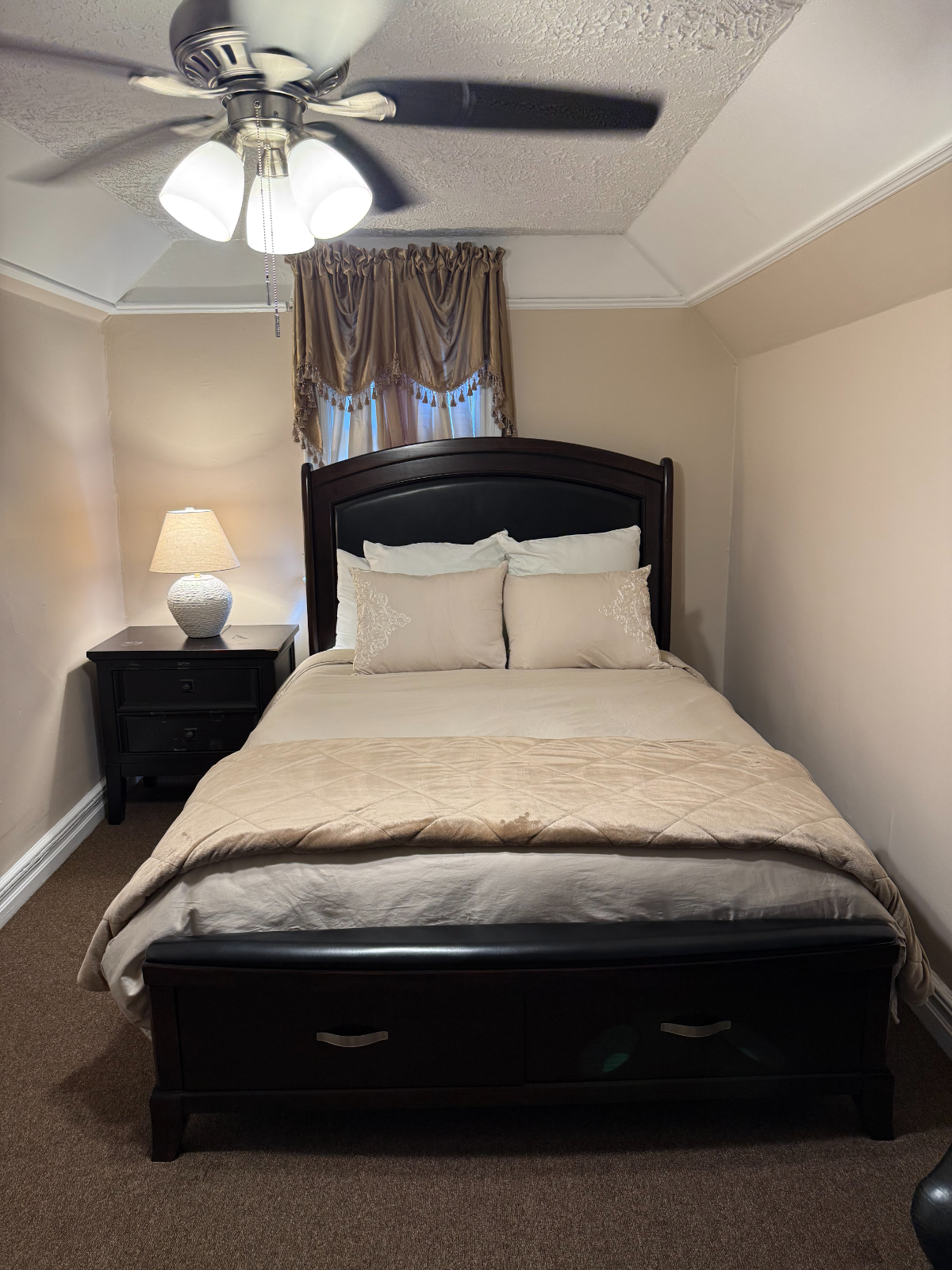 Suite 1 - Spacious Queen Suite With Private Bathroom And Smart TVs Near Public Transit - Photo 2