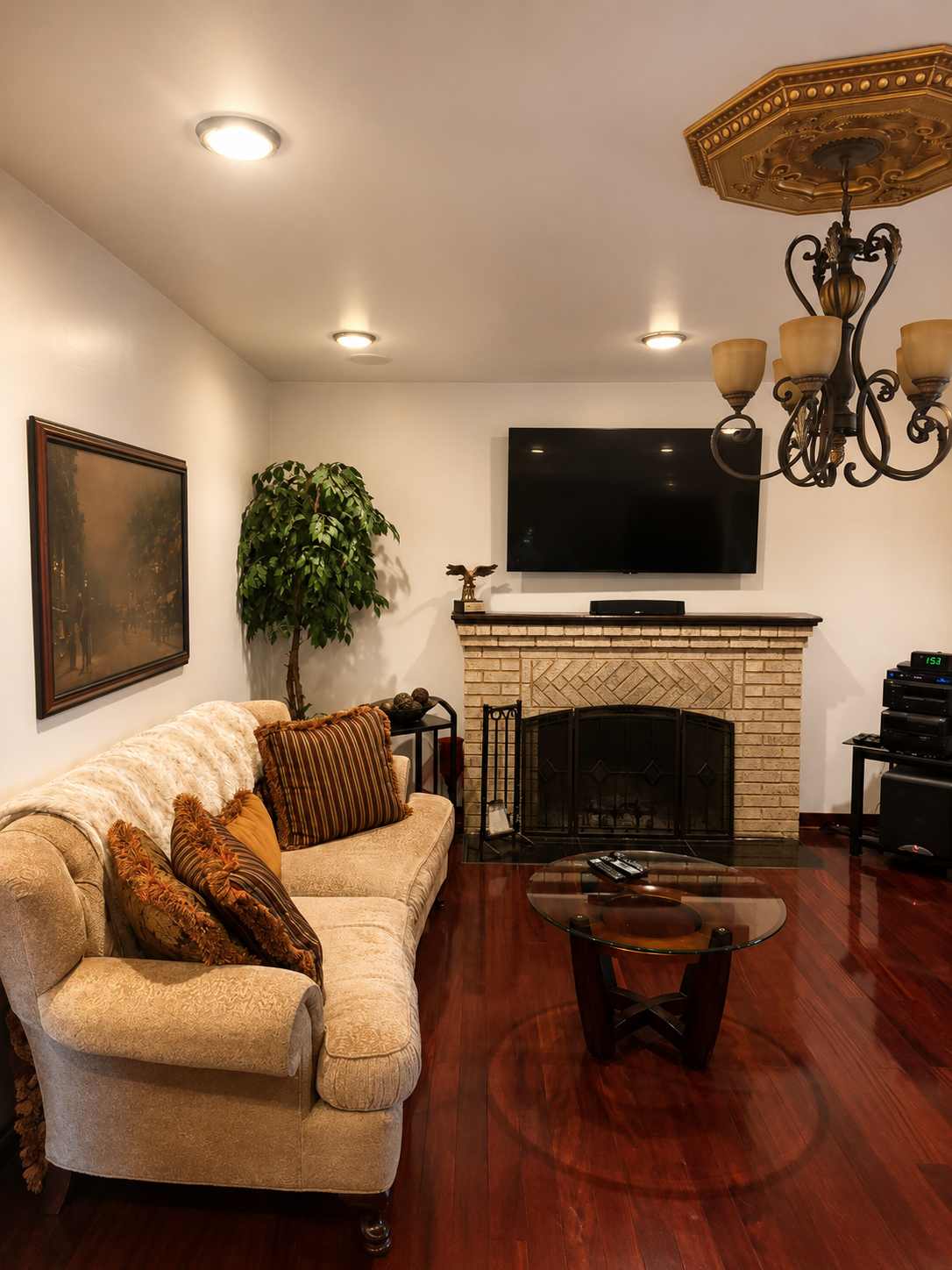 Suite 1 - Spacious Queen Suite With Private Bathroom And Smart TVs Near Public Transit - Photo 4