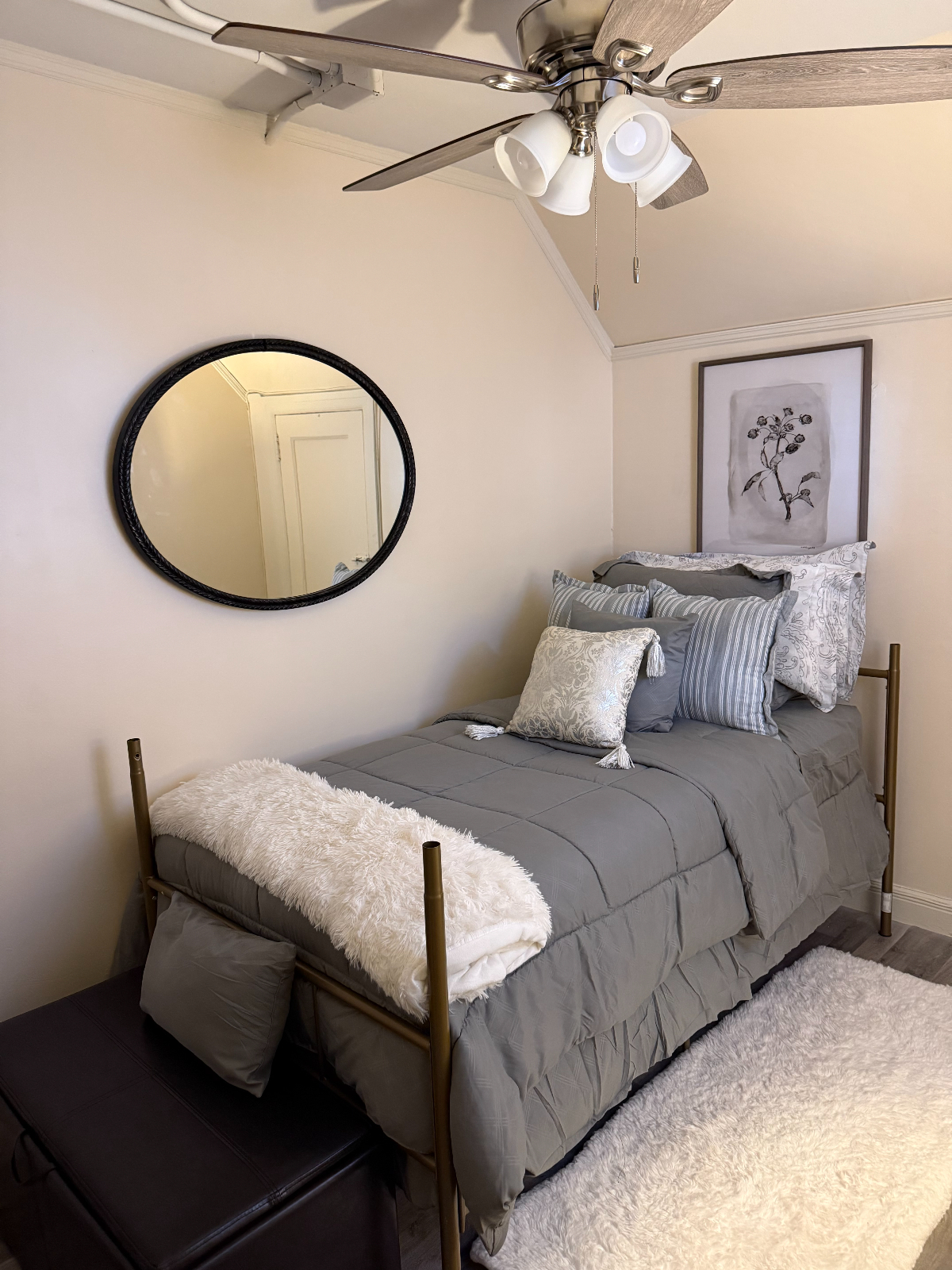 Suite 1 - Spacious Queen Suite With Private Bathroom And Smart TVs Near Public Transit - Photo 2