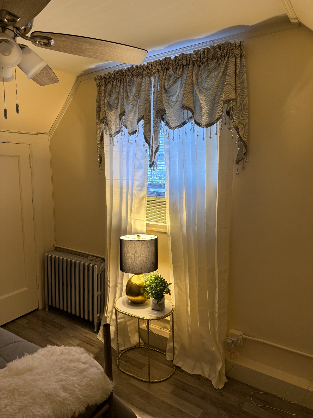 Suite 1 - Spacious Queen Suite With Private Bathroom And Smart TVs Near Public Transit - Photo 3
