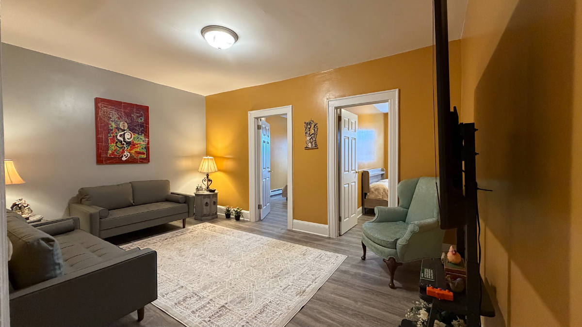 Newly Renovated 2 BDR Apartment Minutes From Elmhurst Hospital And Manhattan - Photo 1