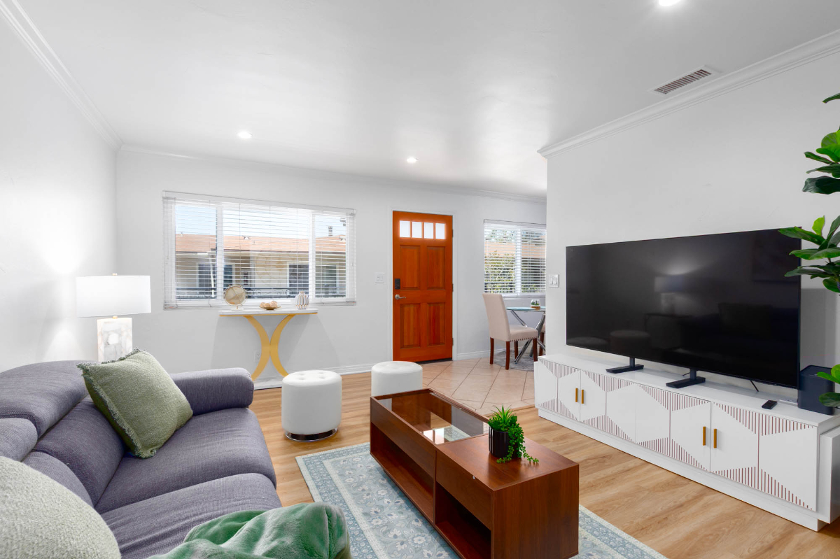 Top-Floor Hillcrest Condo, Walk to Scripps Mercy & UCSD Medical, Gated with Parking - Photo 2