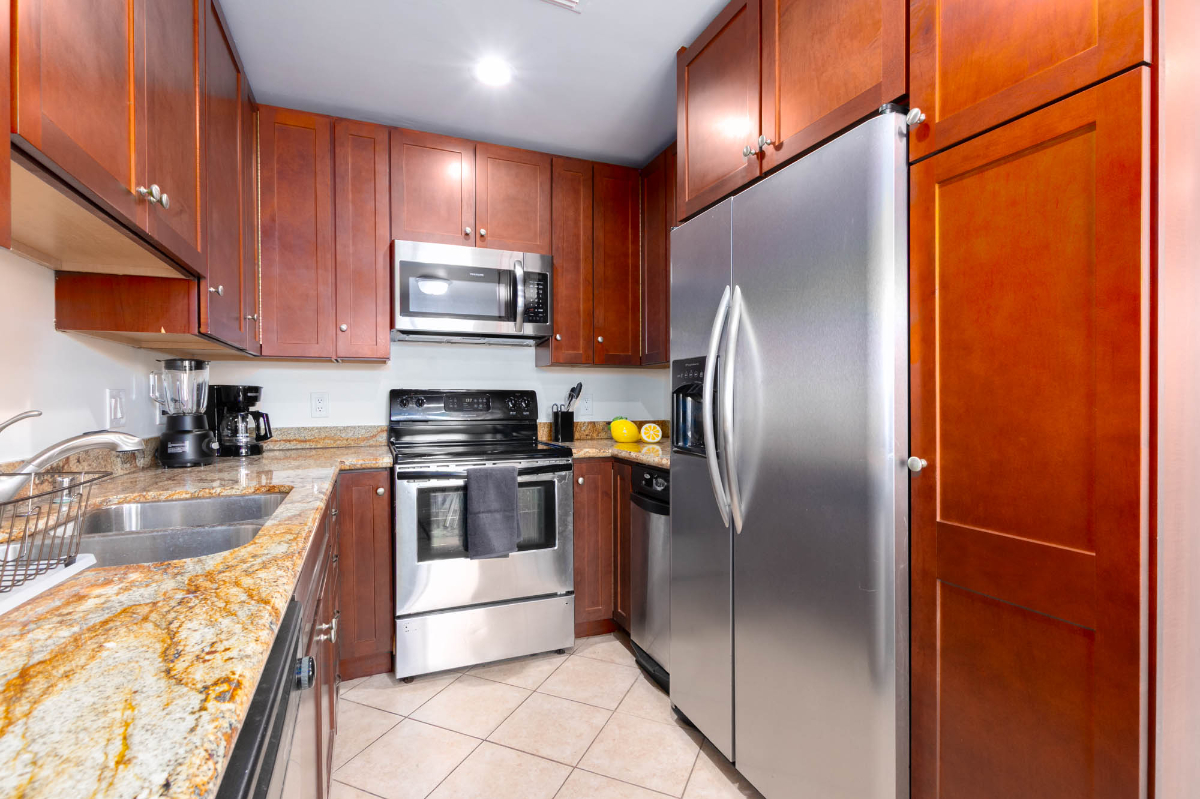 Top-Floor Hillcrest Condo, Walk to Scripps Mercy & UCSD Medical, Gated with Parking - Photo 3