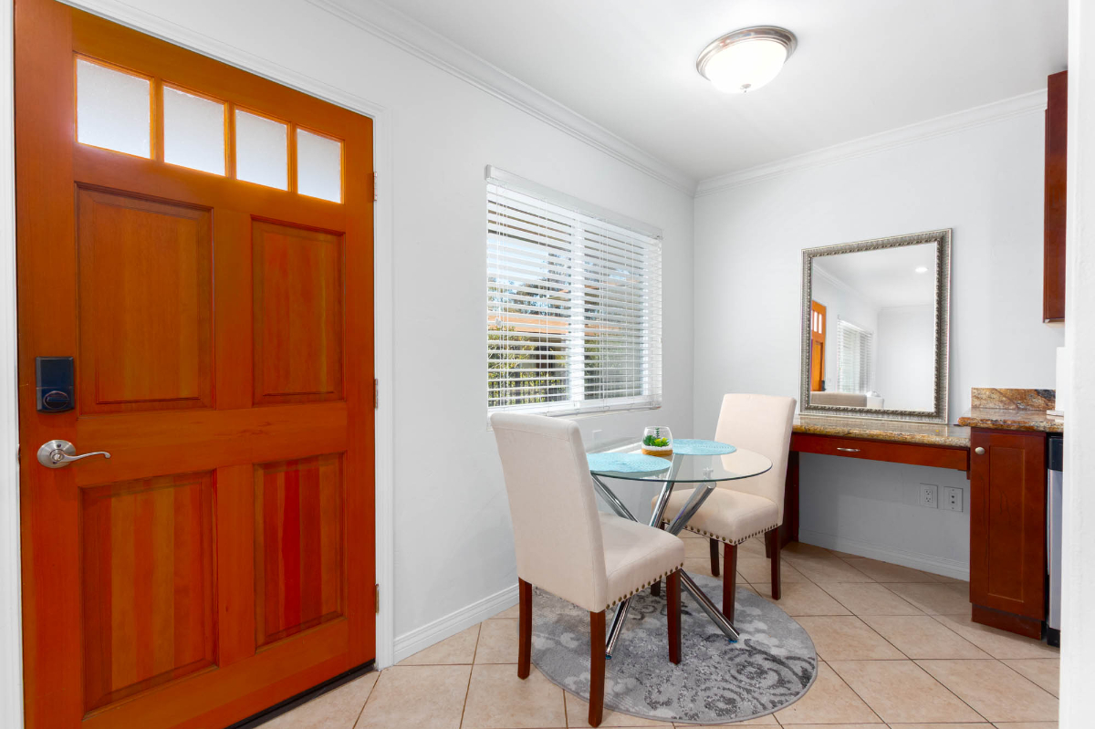Top-Floor Hillcrest Condo, Walk to Scripps Mercy & UCSD Medical, Gated with Parking - Photo 4