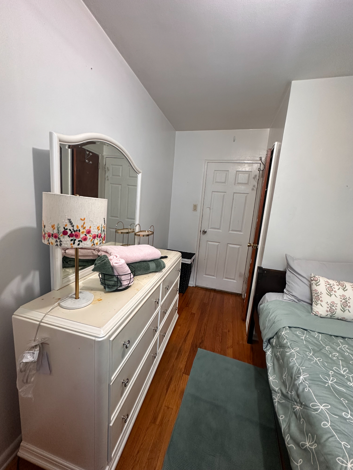 Cozy Furnished Room Near Public Transportation And Local Hospitals In Brooklyn - Photo 4