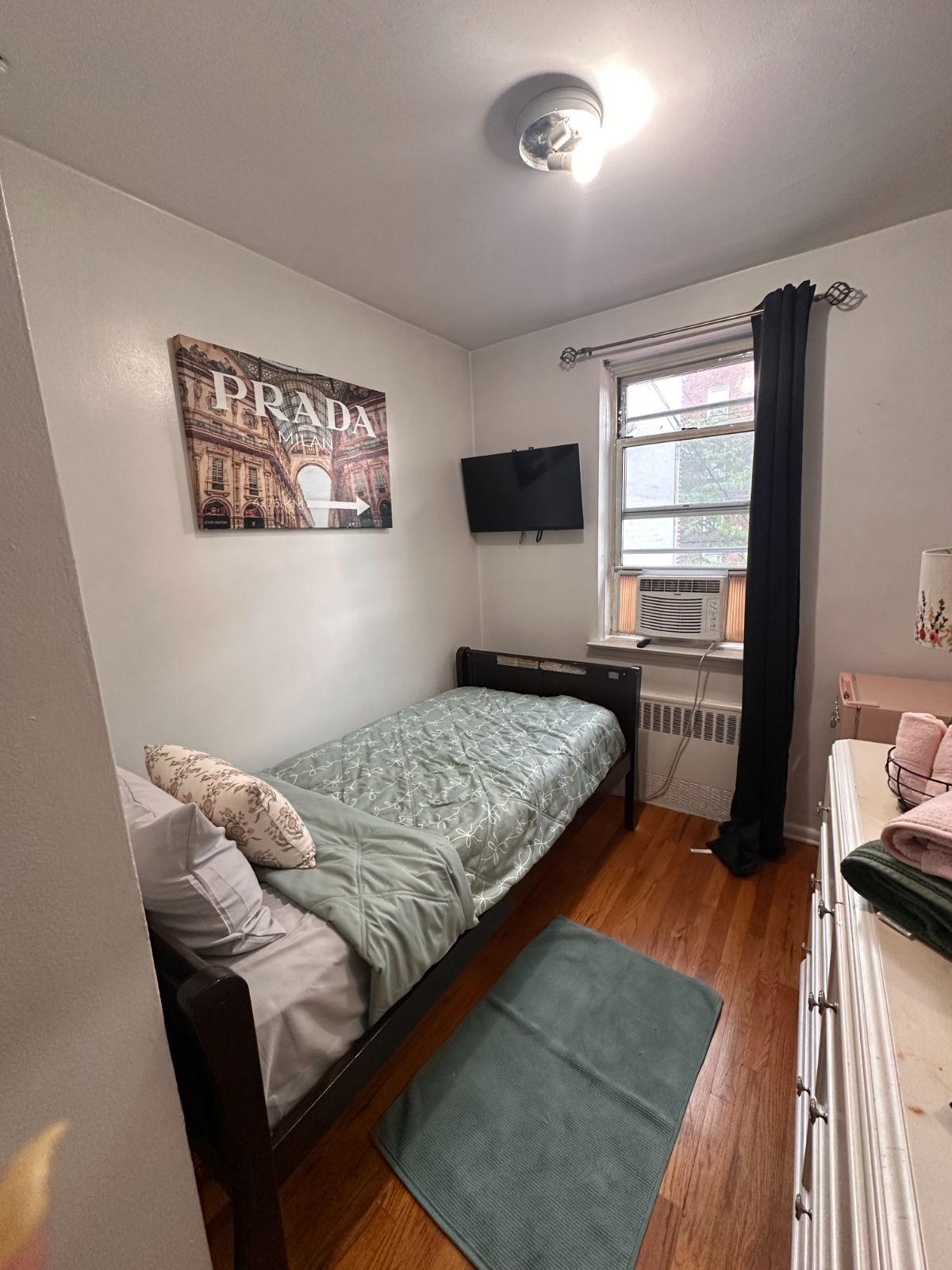 Cozy Furnished Room Near Public Transportation And Local Hospitals In Brooklyn - Photo 2
